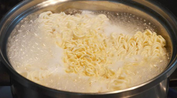 083476500_1417741012-670px-Make-Instant-Noodles-Step-1