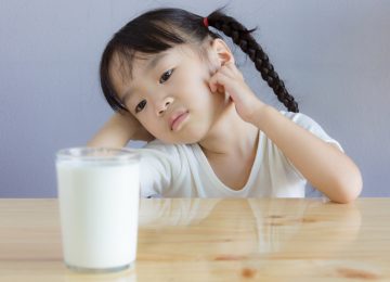 Anak Mengalami Intoleransi Laktosa? Baca Ini Sebelum Mengeleminasi Semua Produk Susu!