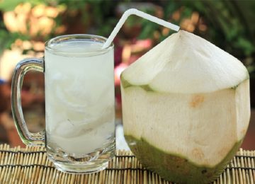 Minuman Isotonik Alami? Minum Air Kelapa aja!