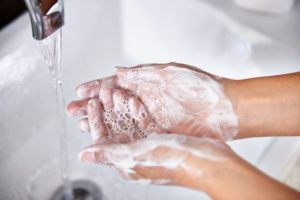 Pakai Hand Sanitizer Menjadikan Kulit Kering? Ini Solusinya!