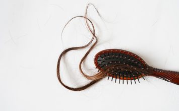 6 Tips Keramas Cegah Rambut Rontok!