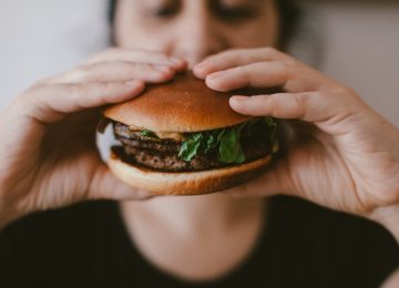 Tiga Kebiasaan Buruk saat Makan yang Perlu Kamu Hindari