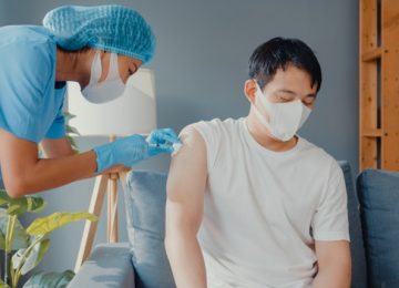 Simak Perbedaan Vaksin AstraZeneca dan Sinovac