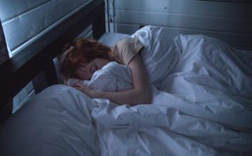 3 Posisi Tidur Nyaman untuk Kurangi Nyeri Haid