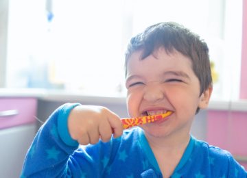 Cegah Karies, Simak Tips Sikat Gigi untuk Anak