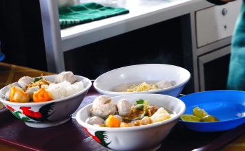 Nikmati Pedasnya Bakso Boa Edan di Bogor