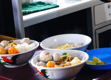 Nikmati Pedasnya Bakso Boa Edan di Bogor