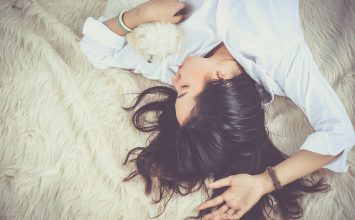 Apakah Keseringan Tidur di Lantai Berbahaya?