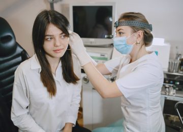 Cara Membersihkan Telinga yang Aman
