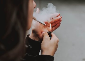 Remaja Perempuan Merokok dan Risiko yang Mengintainya