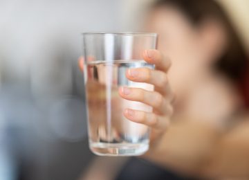 Manfaat Rutin Minum Air Putih Setelah Bangun Tidur