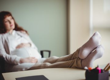 Kaki Bengkak Saat Hamil? Atasi dengan Tips Berikut