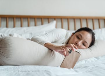 Suka Rebahan? Waspadai 7 Risiko Ini