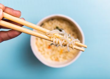 Biasa Makan Mi Instan Pakai Nasi? Ketahui Risikonya