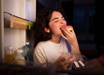 Banyak Makan saat Malam? Waspada Night Eating Syndrome!