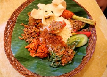 Hobi Makan Pakai Kerupuk? Waspadai Kalorinya