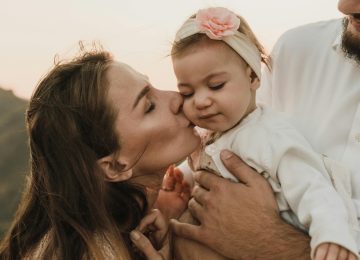 Inilah 5 Alasan Mengapa Jangan Asal Cium Bayi