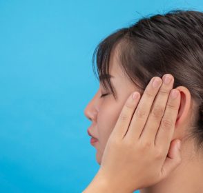 Cara Aman Atasi Telinga Tersumbat